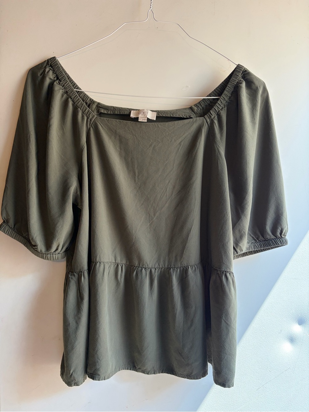 LOFT Women’s Lg Olive Green Off-Shoulder Peplum Top